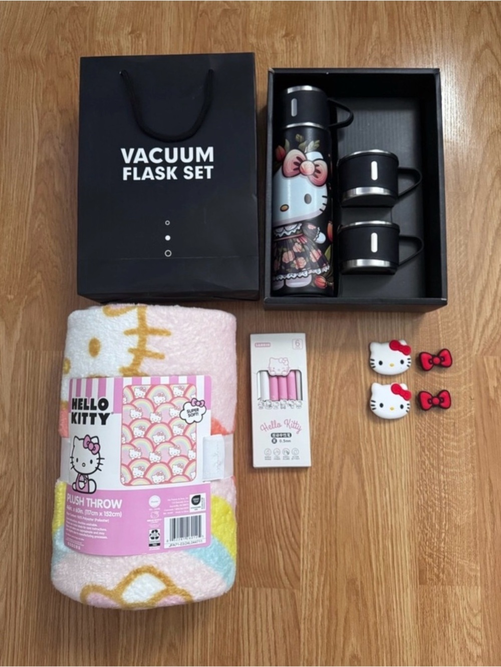 {Hello Kitty} Bundle Plush Throw Blanket & gift set